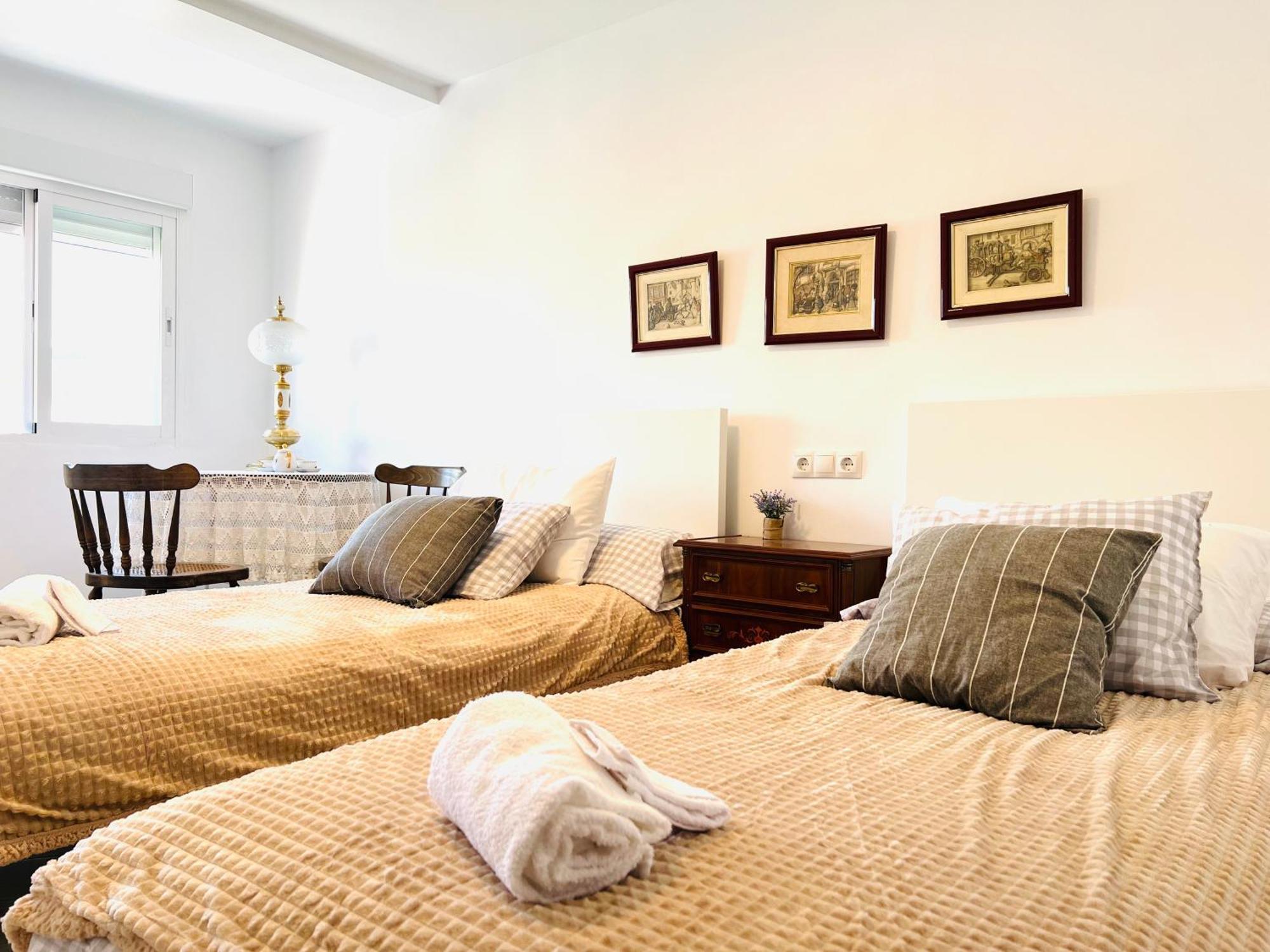Spacious 4 Bedroom Centre Sleeps 7 Ac Views For Groups *